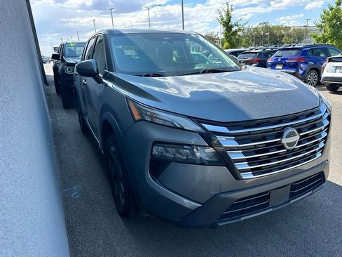 Used 2024 Nissan Rogue SV AWD/4WD image 3
