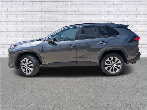 Used 2022 Toyota RAV4 XLE Premium image 2