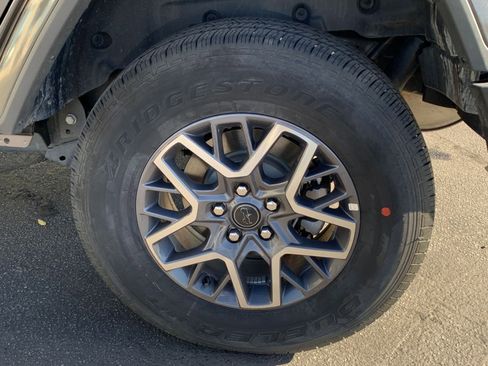 Used 2025 Jeep Wrangler Sahara image 29