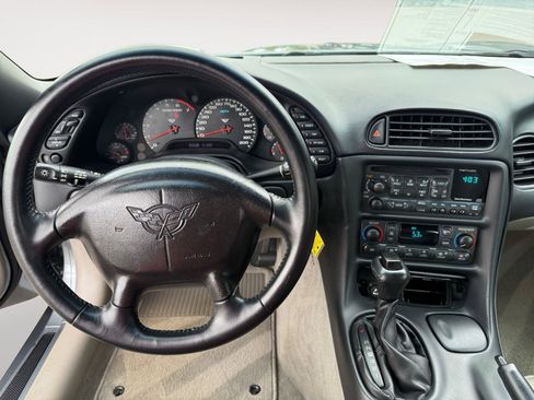 Used 2004 Chevrolet Corvette Coupe w/ Preferred Equipment Group RWD image 13