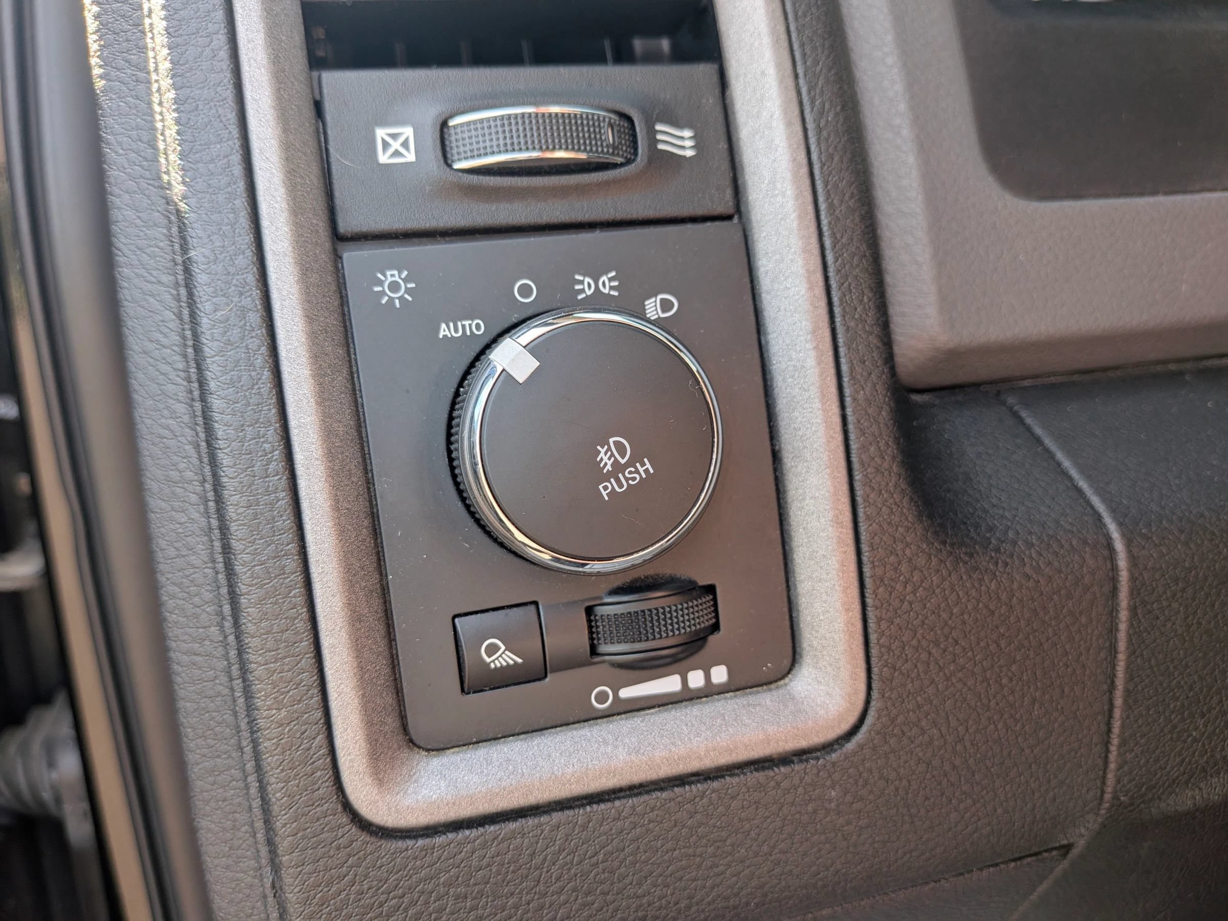 Used 2018 RAM 1500 Express w/ Black Ram 1500 Express Group AWD/4WD image 28