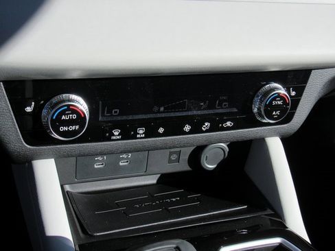 New 2025 Mitsubishi Outlander SE image 18