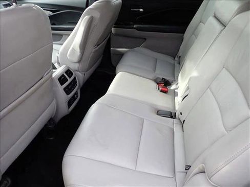 Used 2022 Honda Pilot Touring image 10