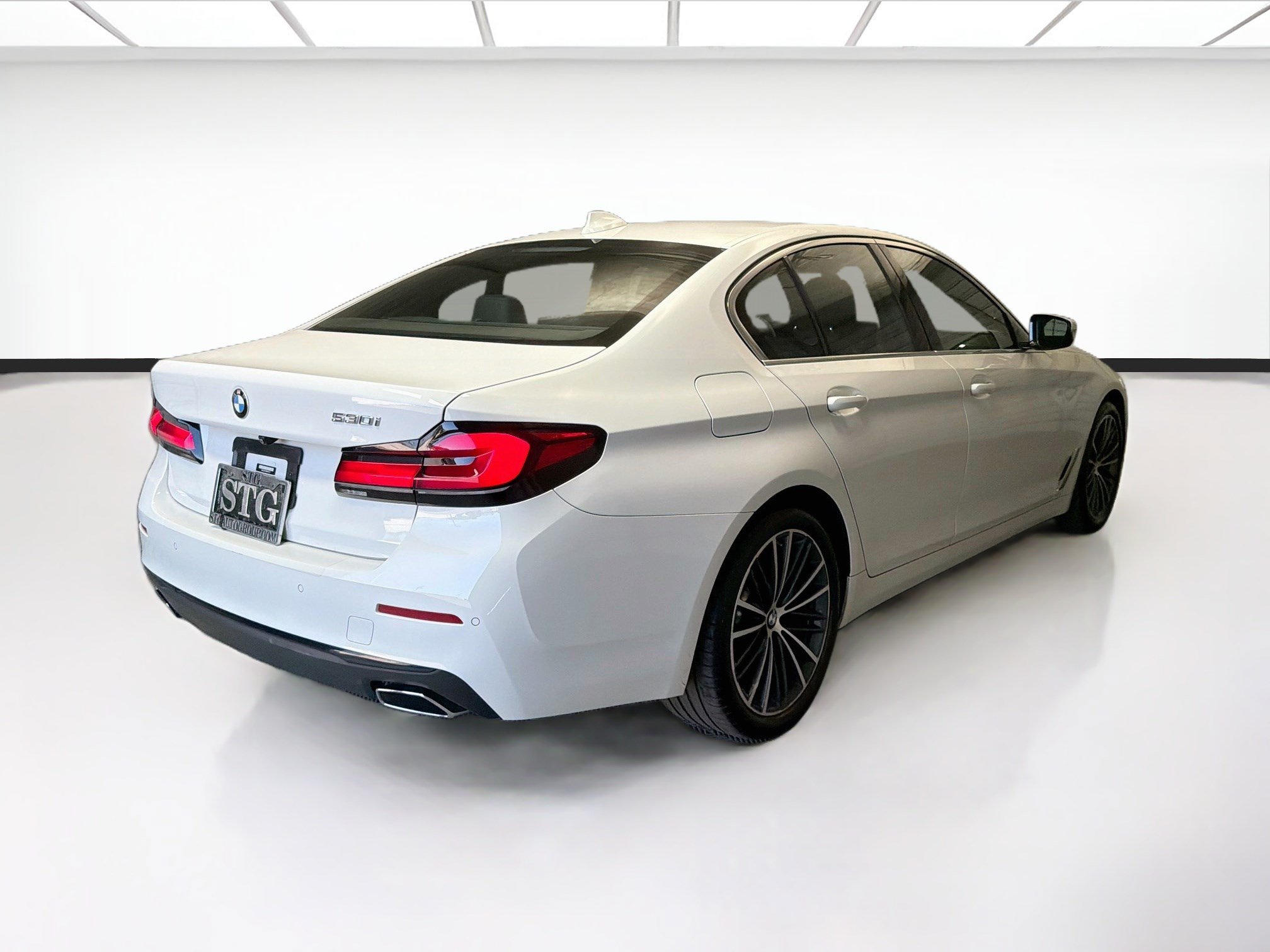 Used 2022 BMW 530i w/ M Sport Package RWD image 4