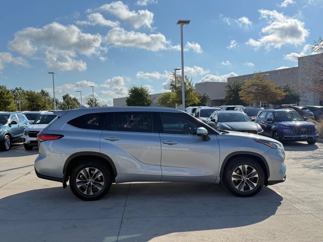 Used 2020 Toyota Highlander XLE AWD/4WD image 6