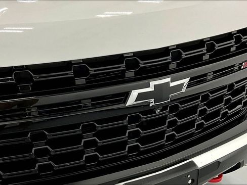 Used 2023 Chevrolet Suburban Z71 w/ Luxury Package image 38