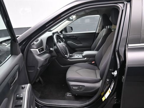 Certified 2021 Toyota Highlander LE image 9