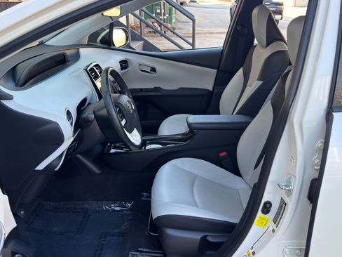 Used 2017 Toyota Prius Three Touring w/ Carpet Mat Package FWD image 15