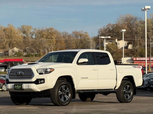 Used 2016 Toyota Tacoma TRD Sport w/ Premium & Technology Package image 5