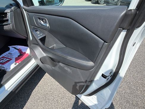 Used 2024 Nissan Rogue SV AWD/4WD image 18