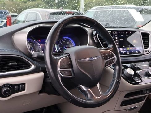 Used 2021 Chrysler Pacifica Touring-L w/ Uconnect Theater Family Group AWD/4WD image 10