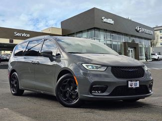 Used 2021 Chrysler Pacifica Touring-L w/ Uconnect Theater Family Group video 1