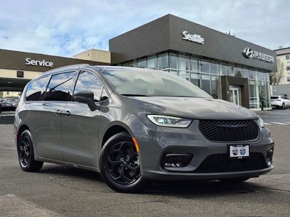 Used 2021 Chrysler Pacifica Touring-L w/ Uconnect Theater Family Group