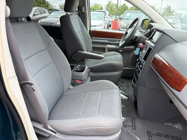 Used 2009 Chrysler Town & Country Touring w/ Entertainment Group #2 FWD image 28