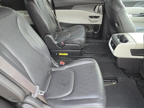 Used 2022 Kia Carnival LX FWD image 22