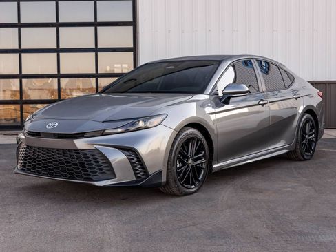 Used 2025 Toyota Camry SE w/ Convenience Package image 1