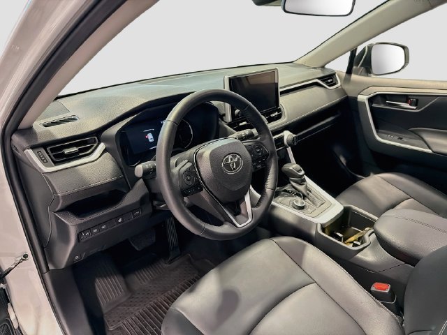 Used 2025 Toyota RAV4 XLE Premium w/ Weather Package AWD/4WD image 8