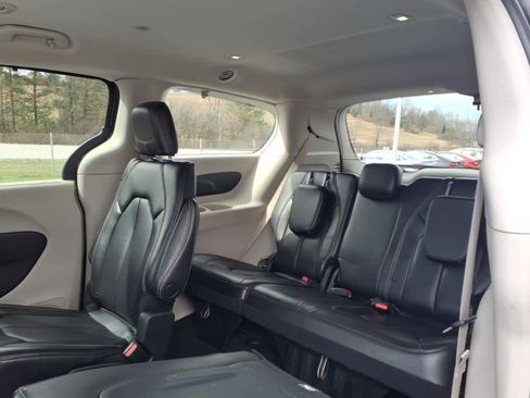 Used 2023 Chrysler Pacifica Touring-L image 10