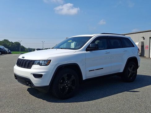 Used 2019 Jeep Grand Cherokee Laredo AWD/4WD image 3
