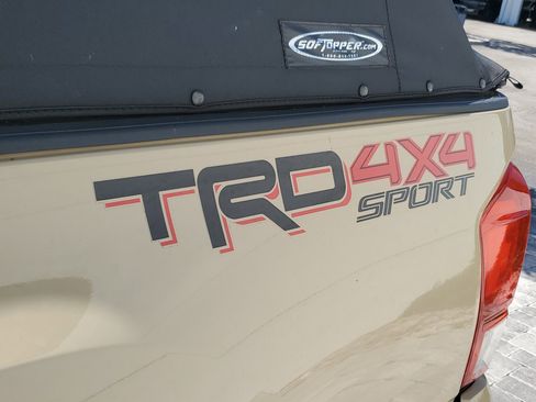 Used 2017 Toyota Tacoma TRD Sport w/ Tow Package (A/T) AWD/4WD image 8