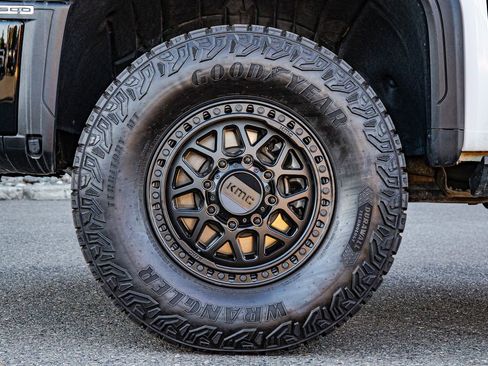 Used 2025 GMC Sierra 2500 AT4X image 10