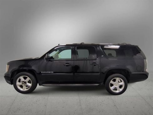 Used 2011 Chevrolet Suburban LT image 4