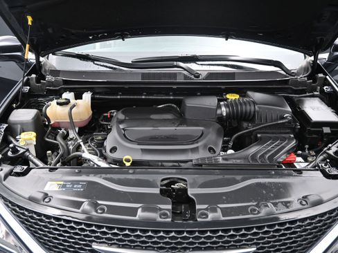 Used 2019 Chrysler Pacifica Touring-L Plus w/ Advanced Safetytec Group FWD image 21