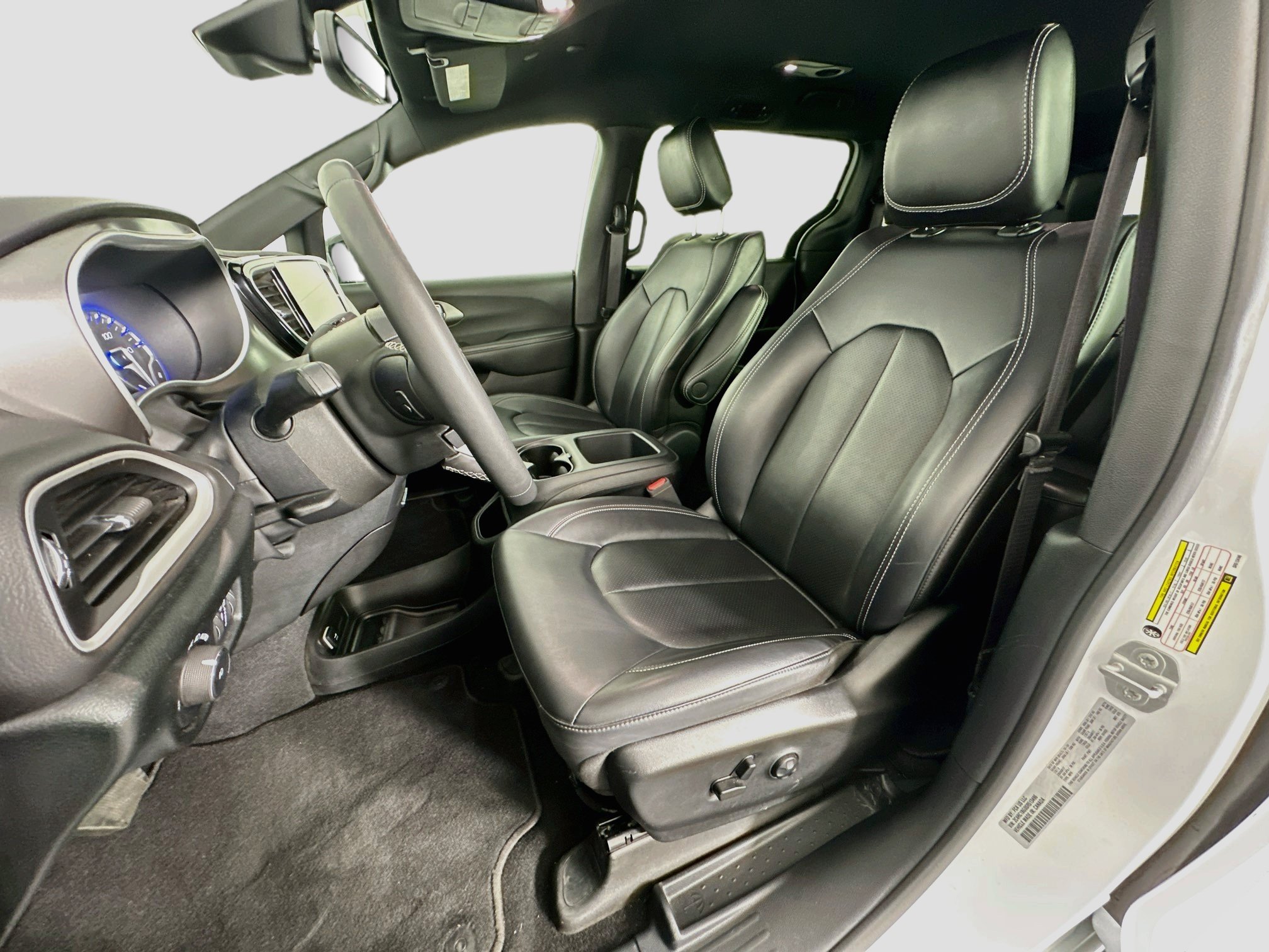 Used 2025 Chrysler Pacifica Select FWD image 13