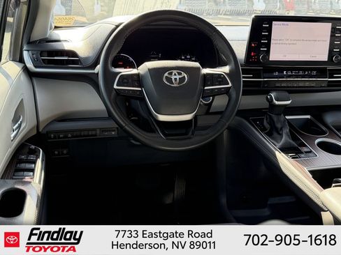 Used 2024 Toyota Sienna XLE FWD image 8
