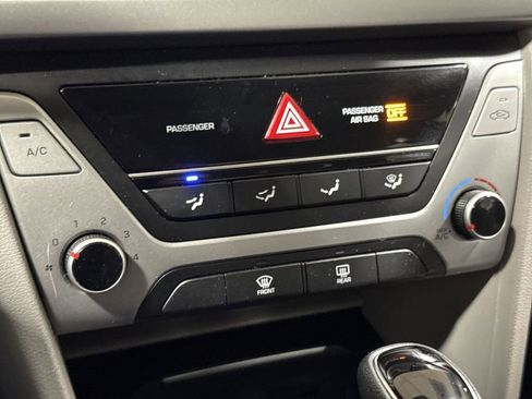 Used 2018 Hyundai Elantra SE w/ Winter Weather Package FWD image 15