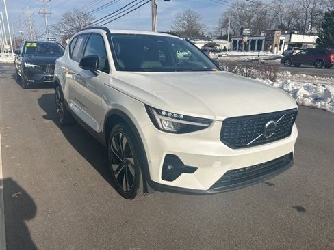 Certified 2025 Volvo XC40 B5 Plus AWD/4WD image 6