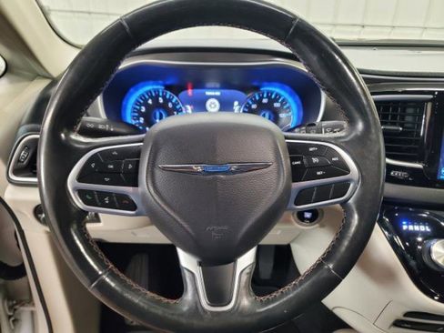Used 2020 Chrysler Pacifica Touring-L Plus FWD image 20