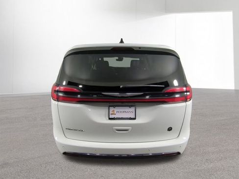 Used 2024 Chrysler Pacifica Touring-L FWD image 15