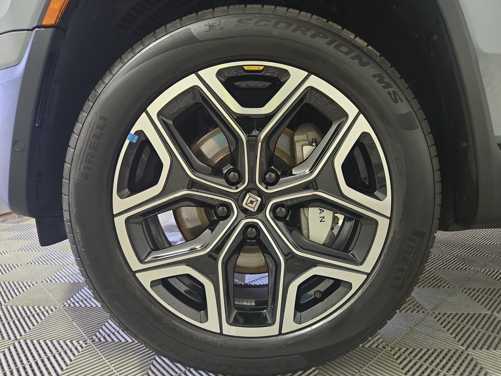 Used 2025 Rivian R1S Adventure Dual AWD/4WD image 9