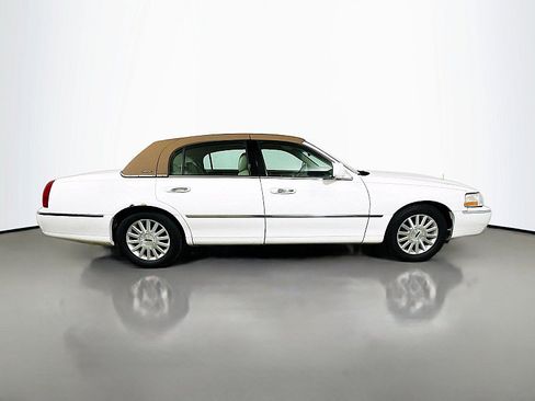 Used 2004 Lincoln Town Car Signature RWD image 8