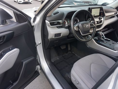 Used 2023 Toyota Highlander LE FWD image 7