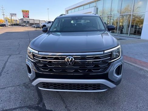 New 2026 Volkswagen Atlas Peak Edition image 2