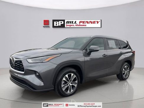 Used 2025 Toyota Highlander XLE FWD image 1