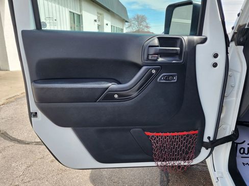Used 2017 Jeep Wrangler Unlimited Rubicon AWD/4WD image 14