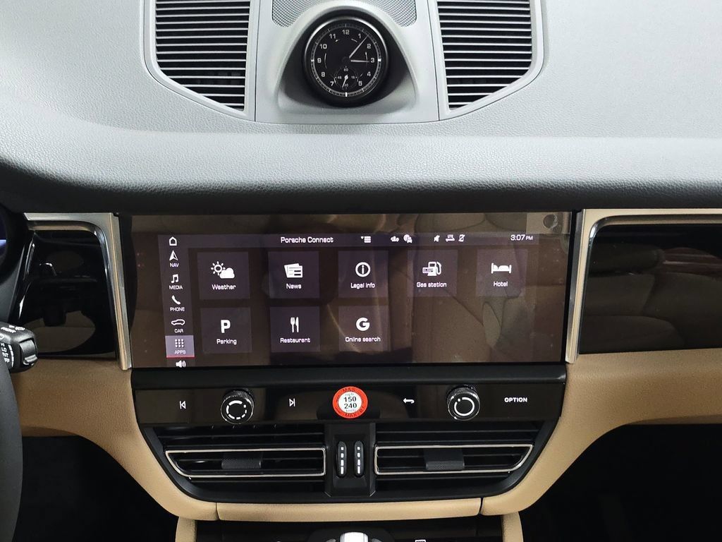Certified 2025 Porsche Macan AWD/4WD image 16