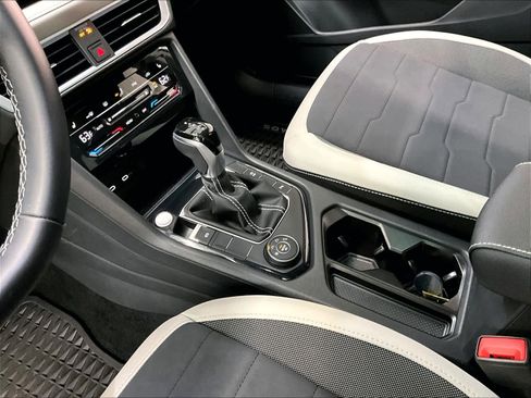 Used 2025 Volkswagen Taos SE w/ Panoramic Sunroof Package image 19