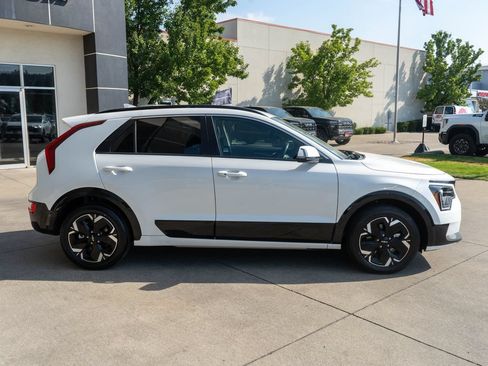 Used 2023 Kia Niro Wind w/ Wind Preserve Package FWD image 8