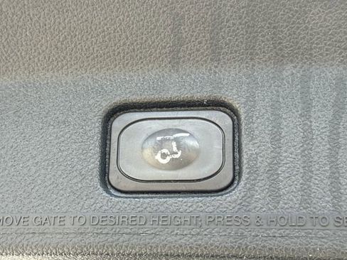 Certified 2018 Ford Explorer XLT w/ Equipment Group 202A FWD image 18