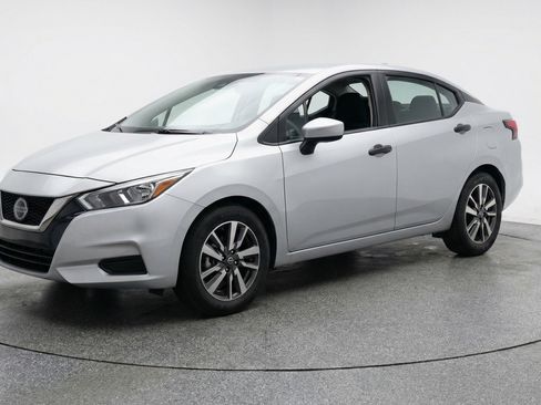 Used 2025 Nissan Versa SV image 3