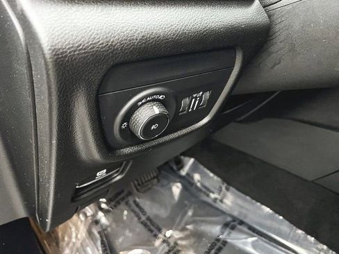 Used 2023 Jeep Grand Cherokee Limited w/ Luxury Tech Group II image 13