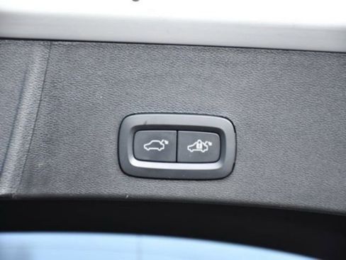 Certified 2025 Volvo XC40 B5 Plus image 25