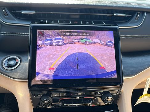 Used 2025 Jeep Grand Cherokee Limited image 33