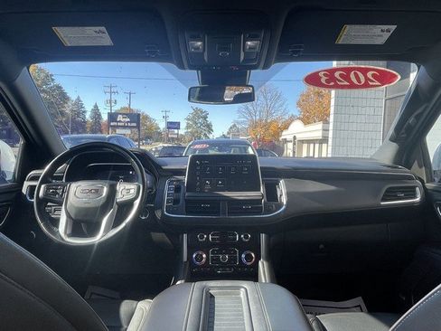 Used 2023 GMC Yukon XL SLT image 32