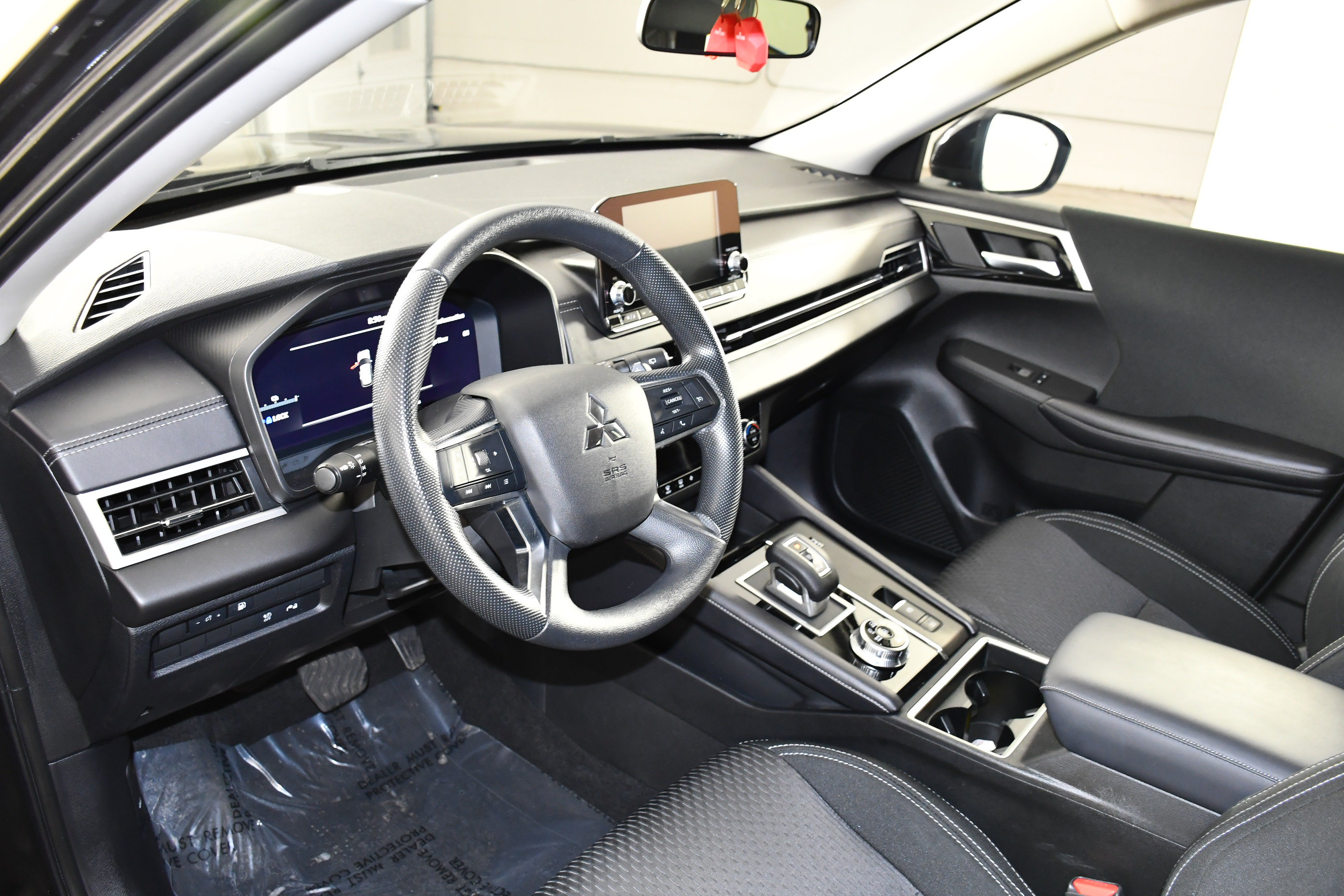 Used 2025 Mitsubishi Outlander ES AWD/4WD image 2