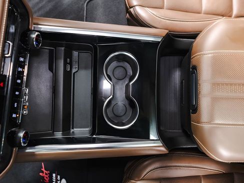 Used 2025 Chevrolet Suburban High Country image 18